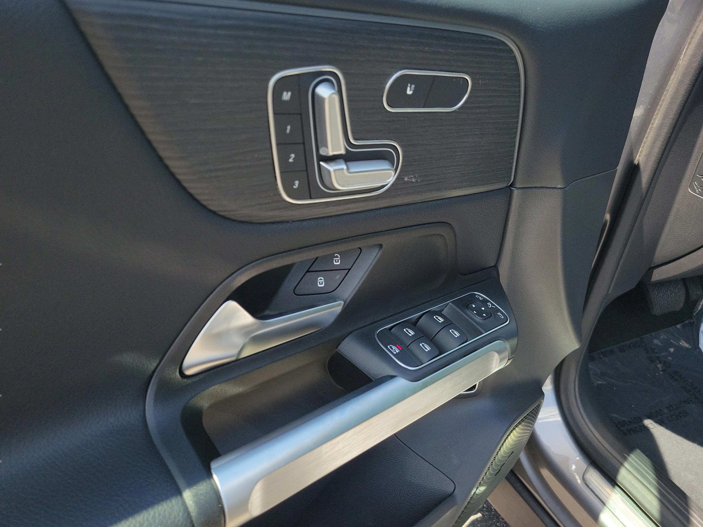 Used 2026 Mercedes-Benz GLB 250 w/ Exclusive Package image 17