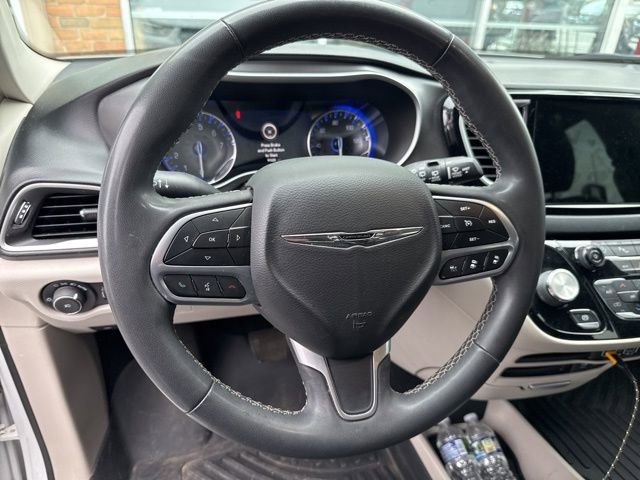 Used 2022 Chrysler Pacifica Touring-L image 13