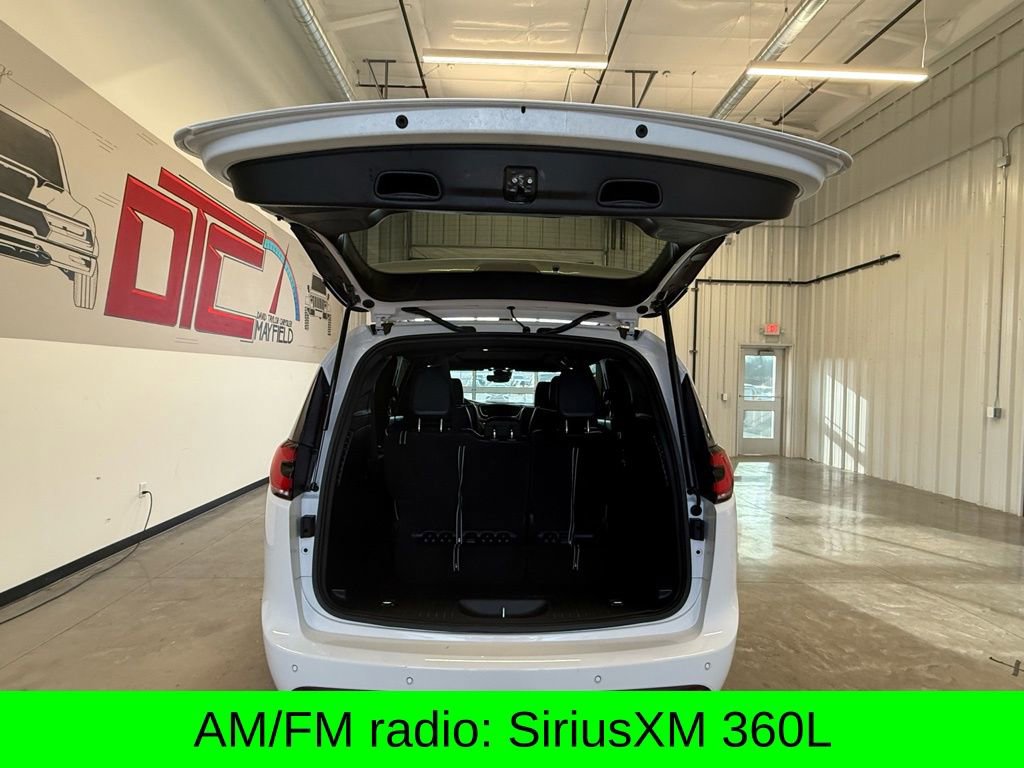 Used 2025 Chrysler Pacifica Limited image 4