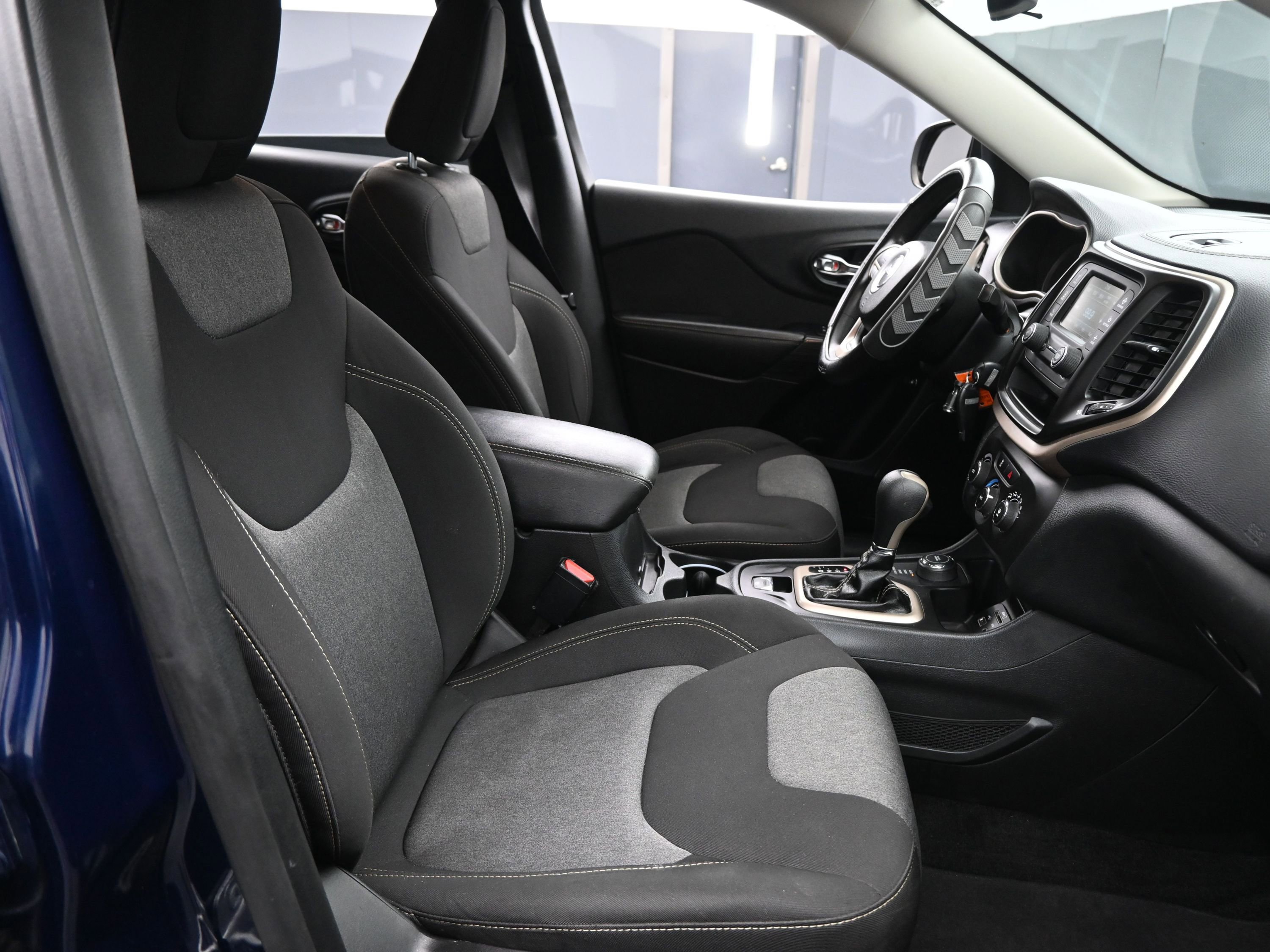 Used 2016 Jeep Cherokee Sport image 14