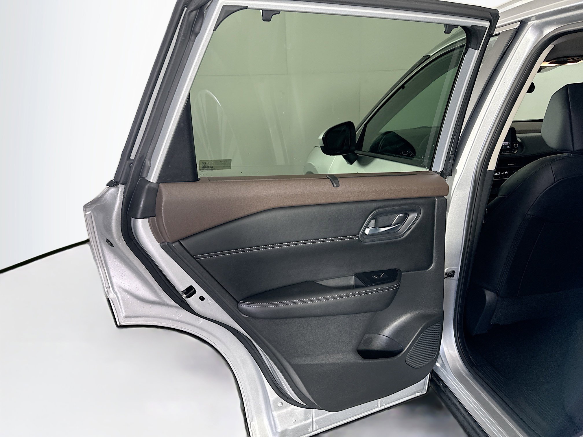 Used 2023 Nissan Rogue SV w/ SV Premium B Package image 25