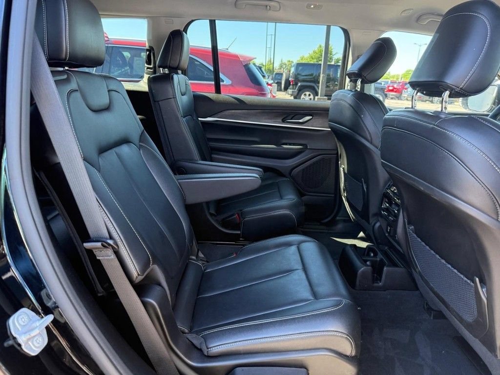 Used 2023 Jeep Grand Cherokee L Limited AWD/4WD image 7