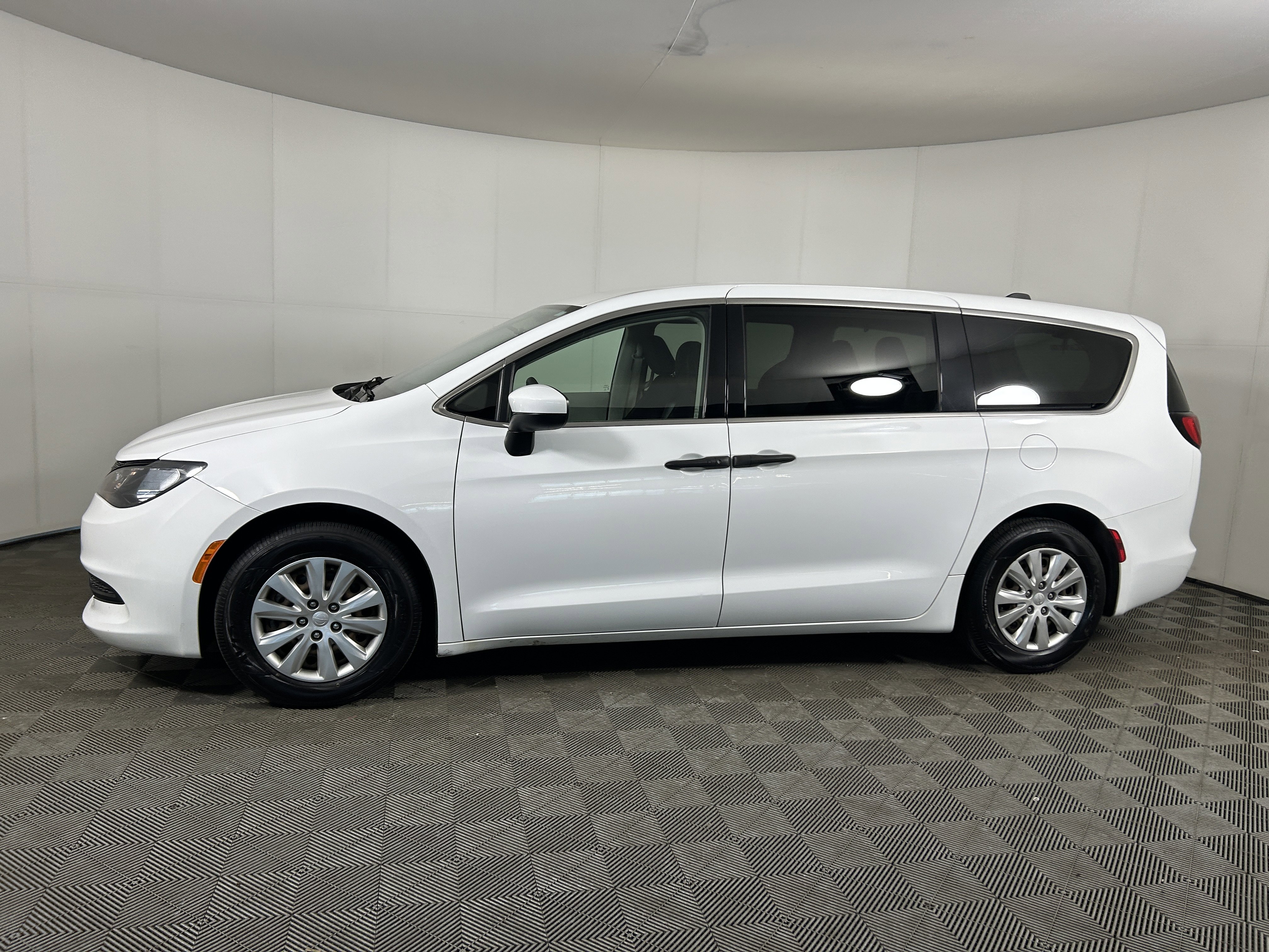 Used 2021 Chrysler Voyager L FWD image 2