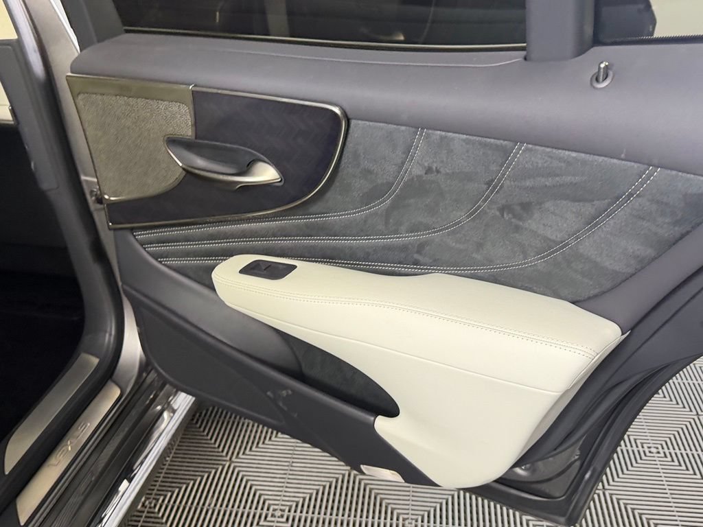 Used 2023 Lexus LS 500 w/ Interior Upgrade Package RWD image 29
