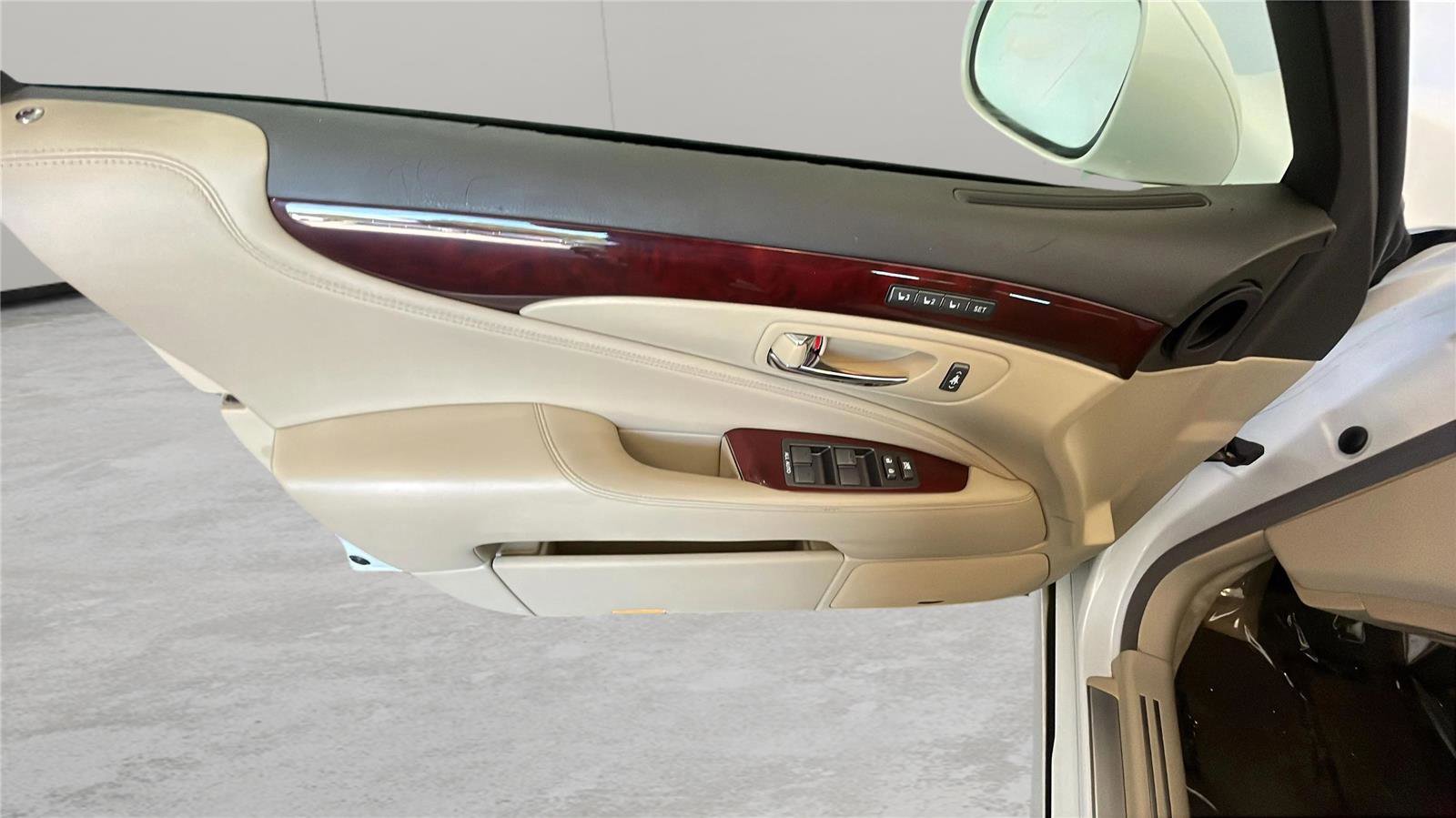 Used 2007 Lexus LS 460 RWD image 23