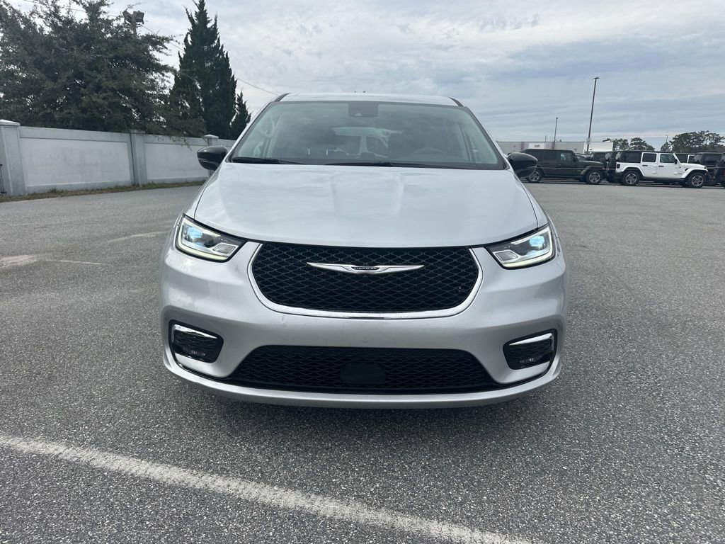 Used 2024 Chrysler Pacifica Touring-L image 2