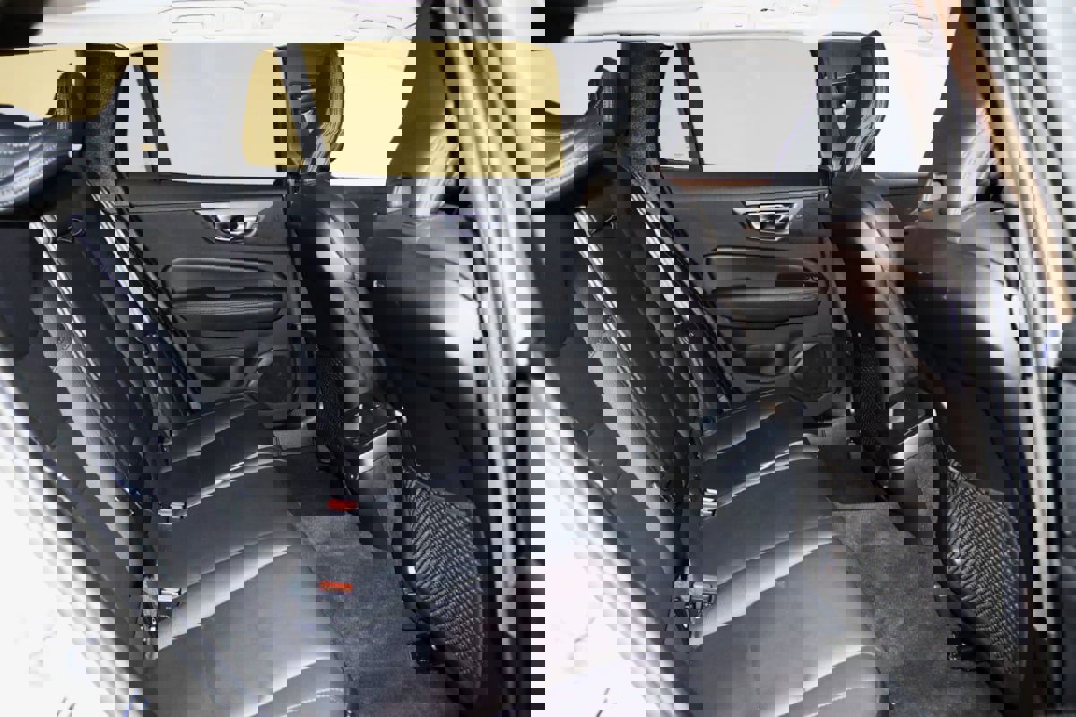 Used 2025 Volvo V60 B5 Cross Country Plus image 59