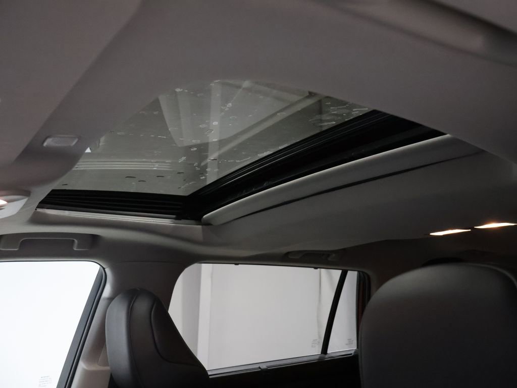 Used 2024 Toyota Highlander XLE image 9