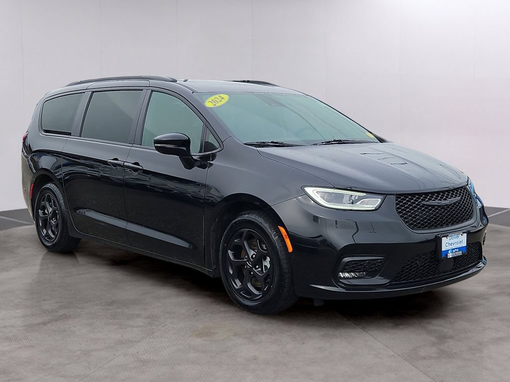 Used 2024 Chrysler Pacifica Premium FWD image 3