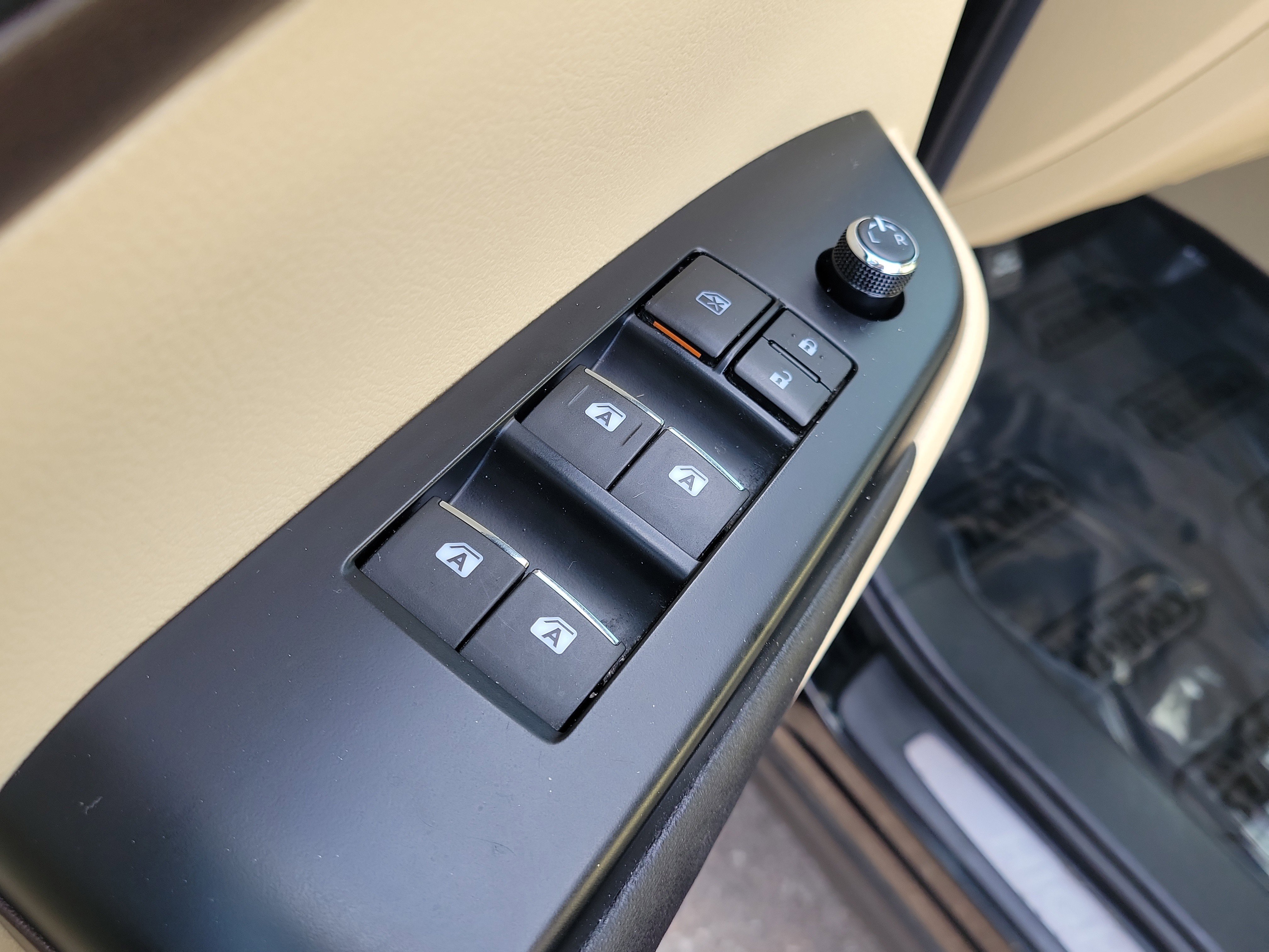 Used 2017 Toyota Highlander Limited w/ Carpet Mat Package image 20