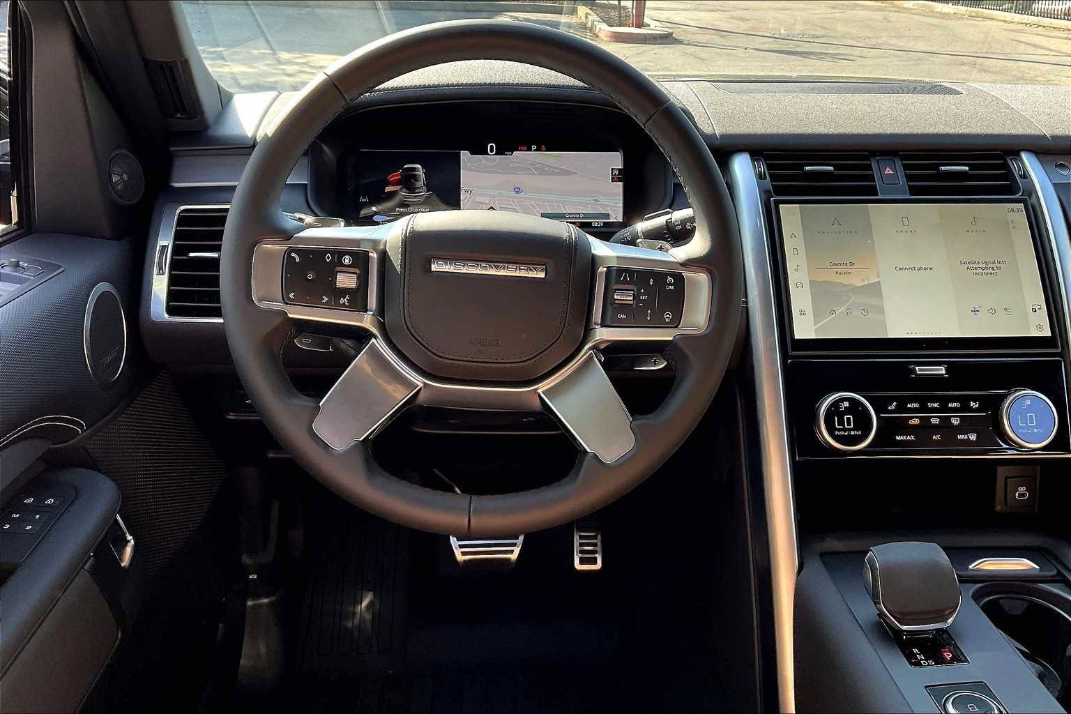 New 2025 Land Rover Discovery Dynamic SE image 15