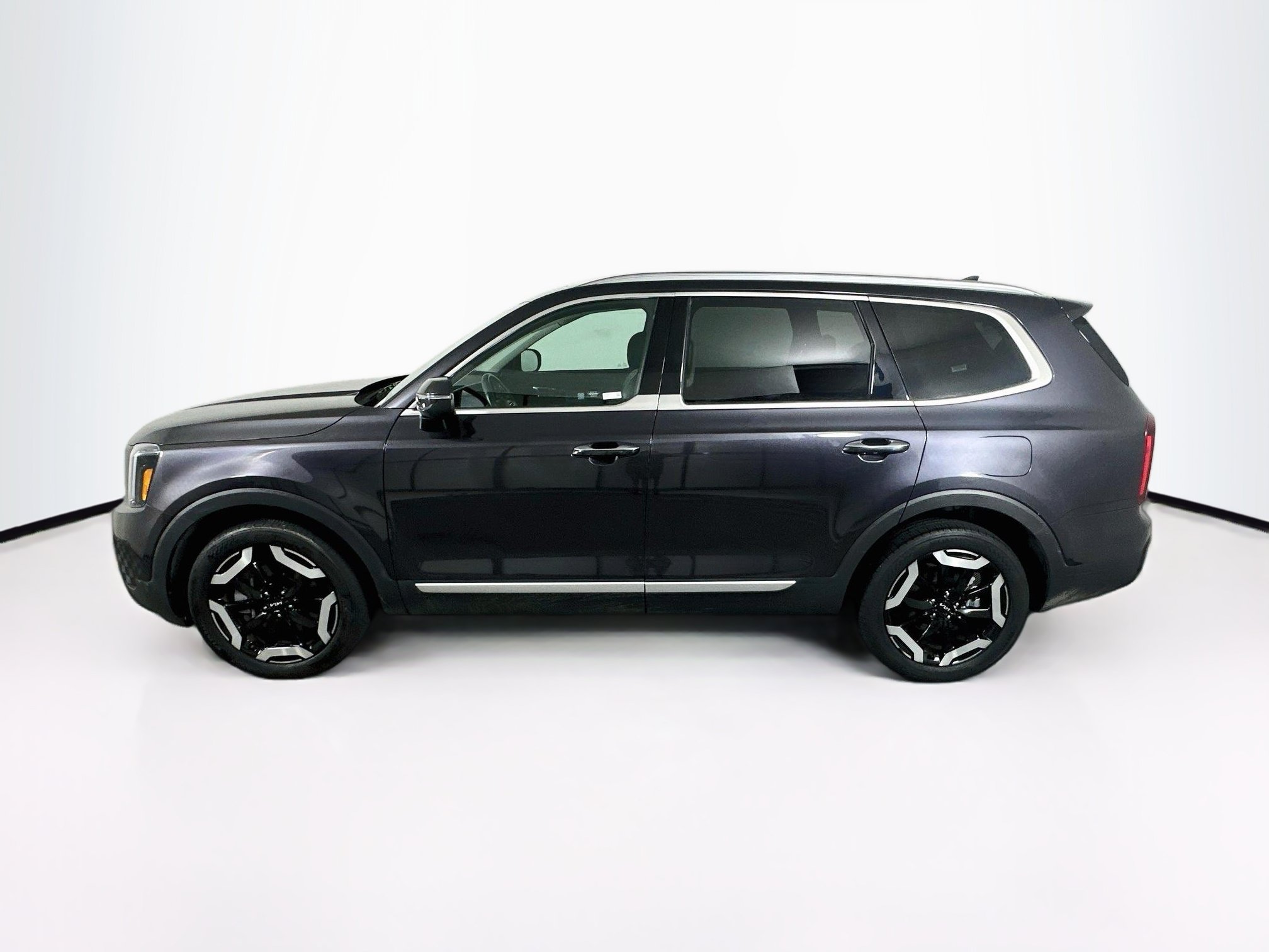 Used 2025 Kia Telluride S FWD image 4