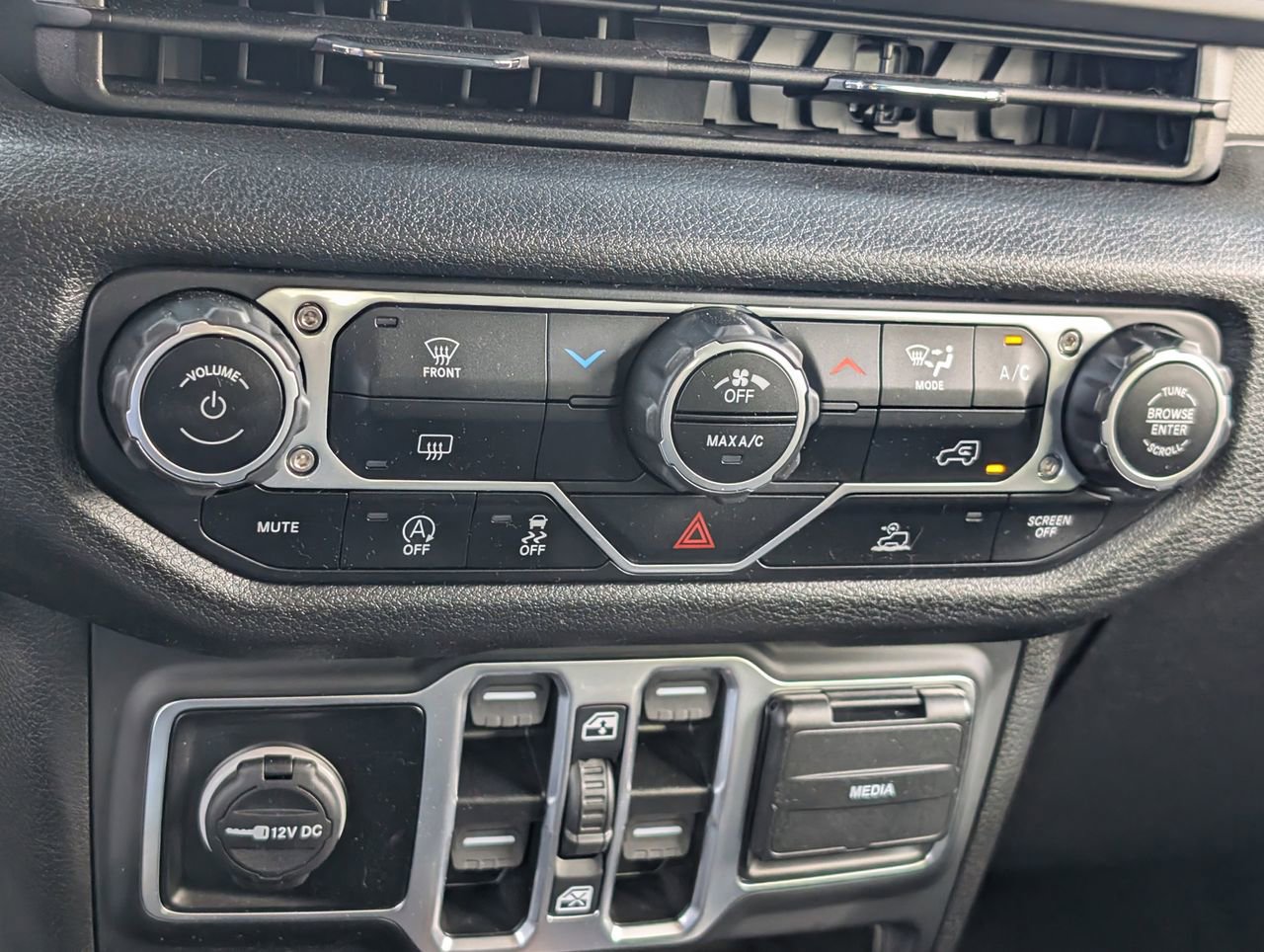 Used 2025 Jeep Wrangler Sport S image 15