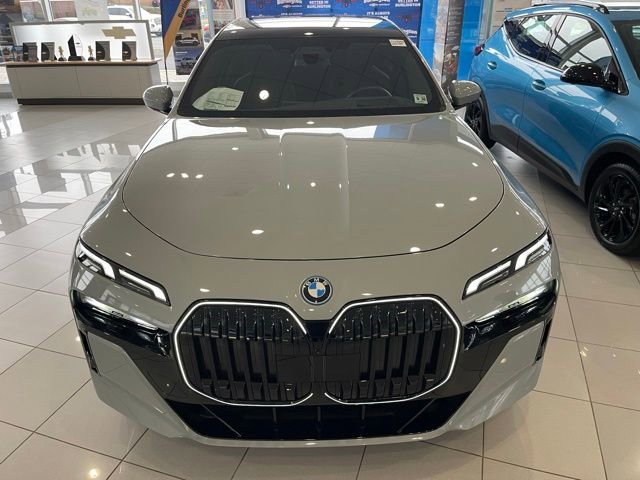 Used 2025 BMW 750e xDrive image 2