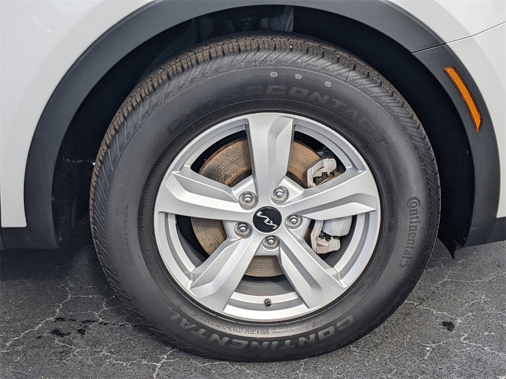 Certified 2025 Kia Sorento LX image 9