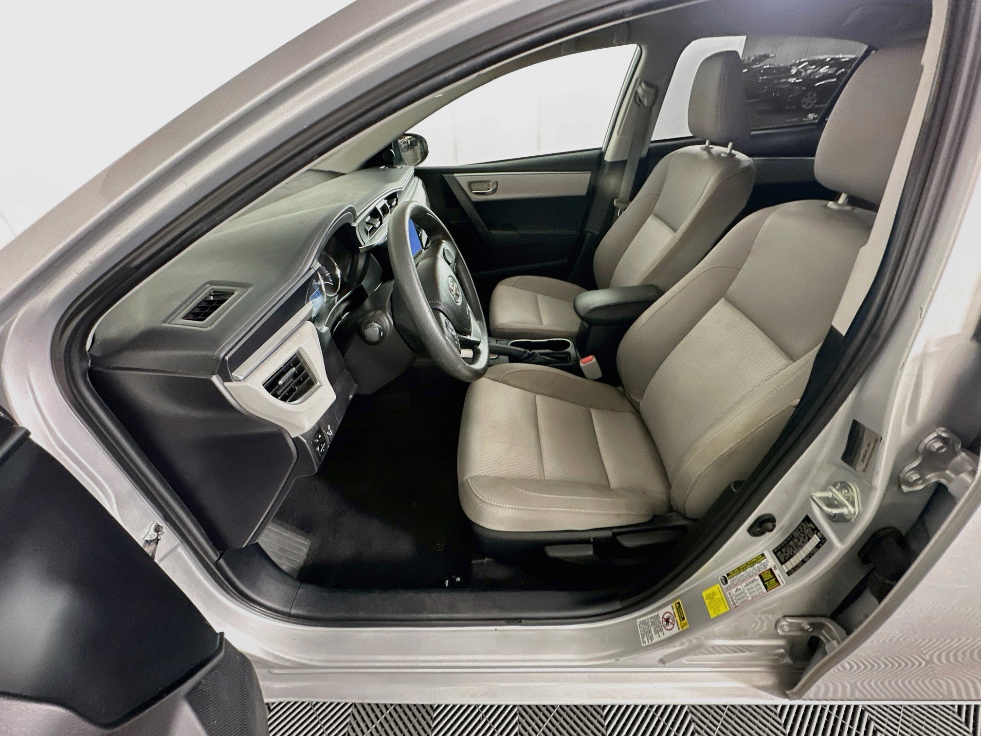 Used 2015 Toyota Corolla LE FWD image 13