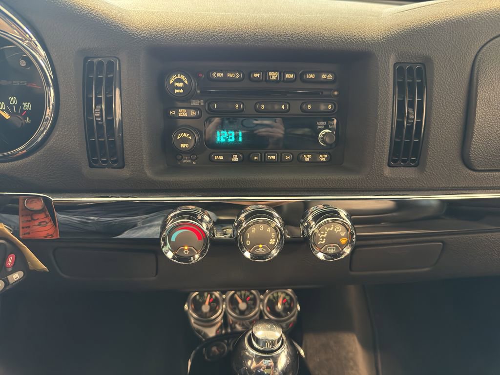 Used 2006 Chevrolet SSR w/ Preferred Equipment Group image 19