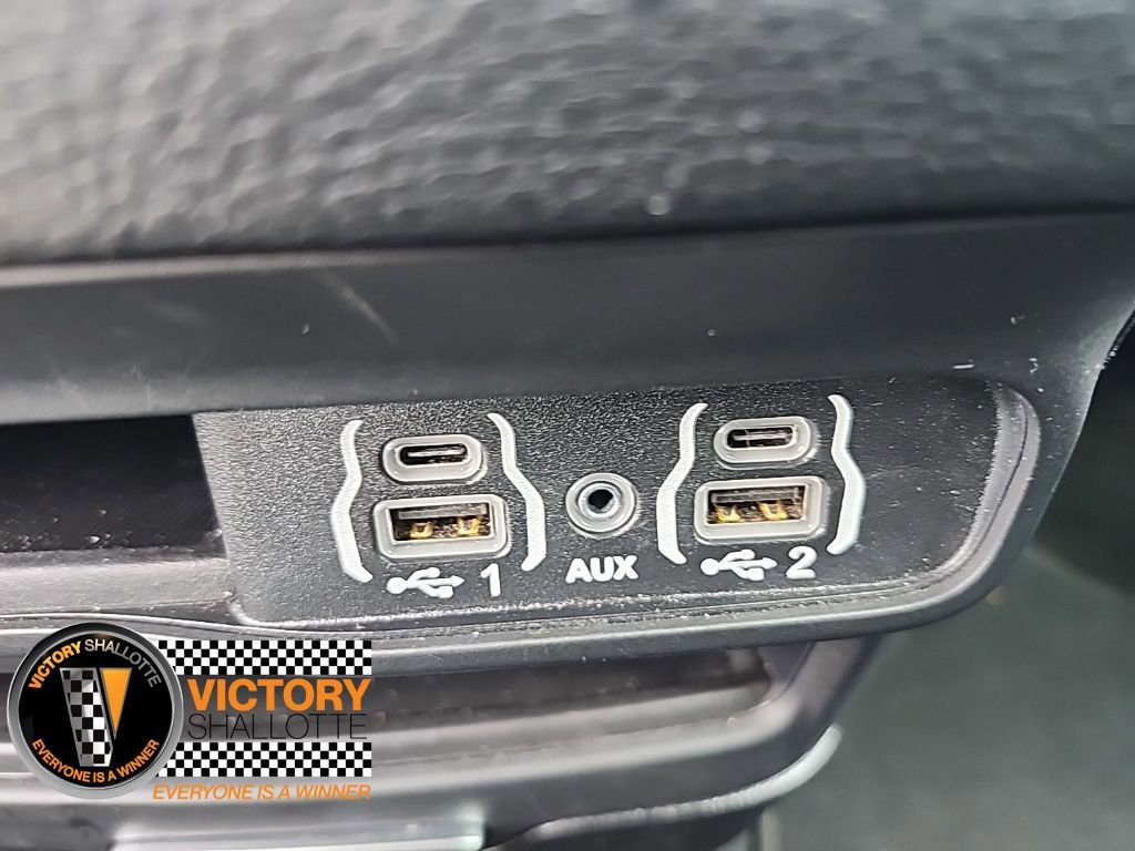 Certified 2025 Chrysler Pacifica Select image 7