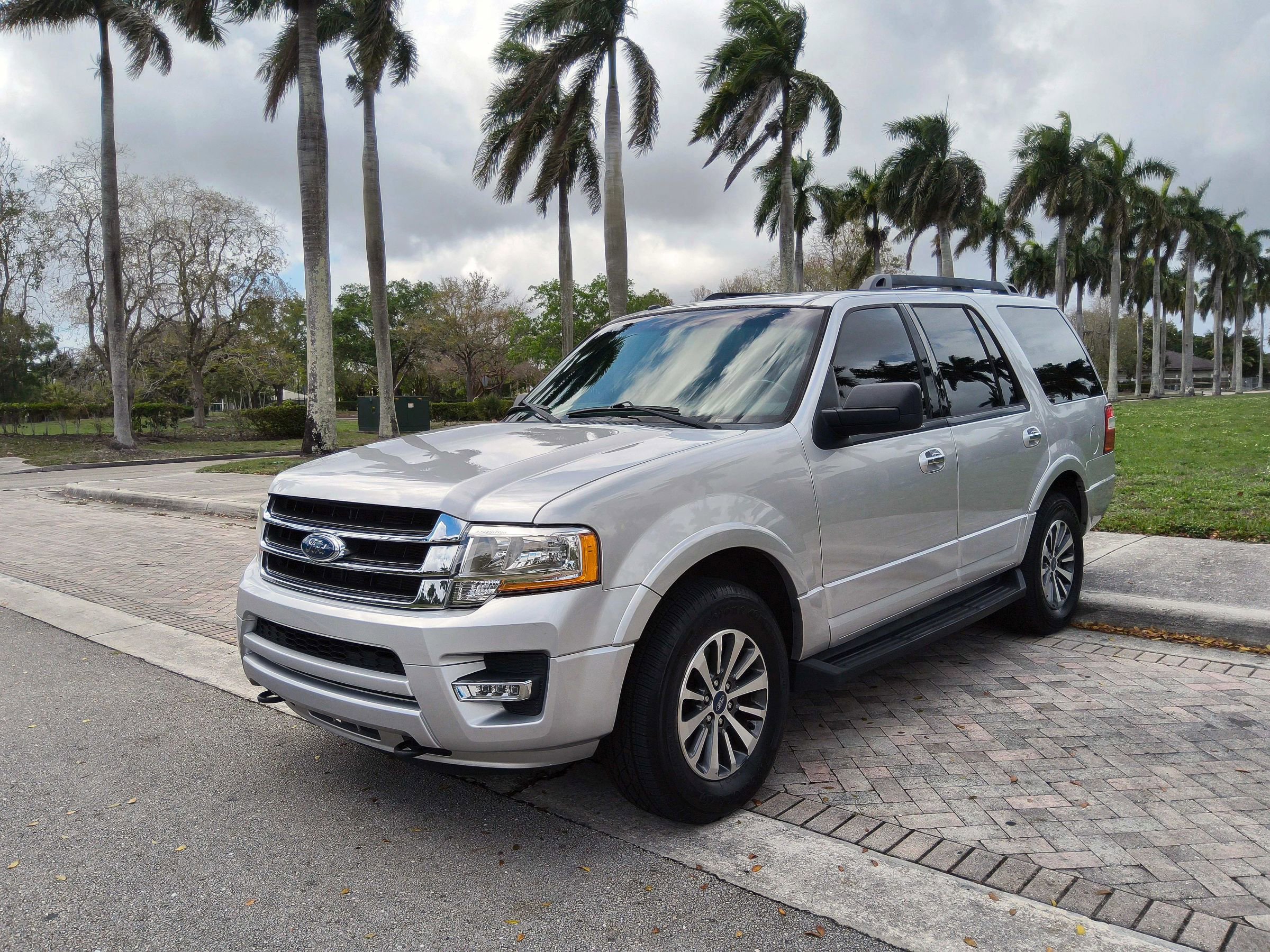 Used 2017 Ford Expedition XLT AWD/4WD image 2