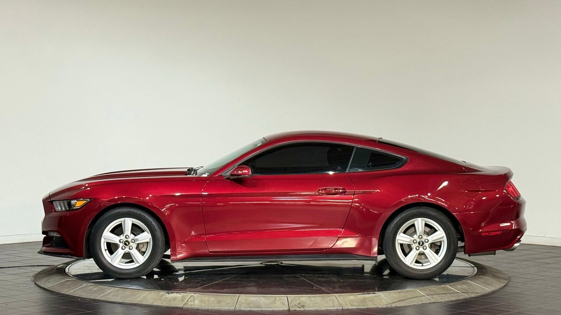 Used 2017 Ford Mustang Coupe image 6