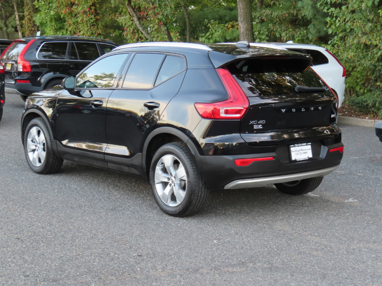 Used 2021 Volvo XC40 T5 Momentum image 4