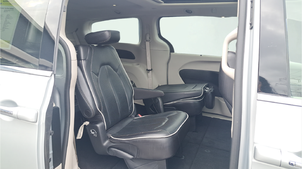 Used 2023 Chrysler Pacifica Limited FWD image 13