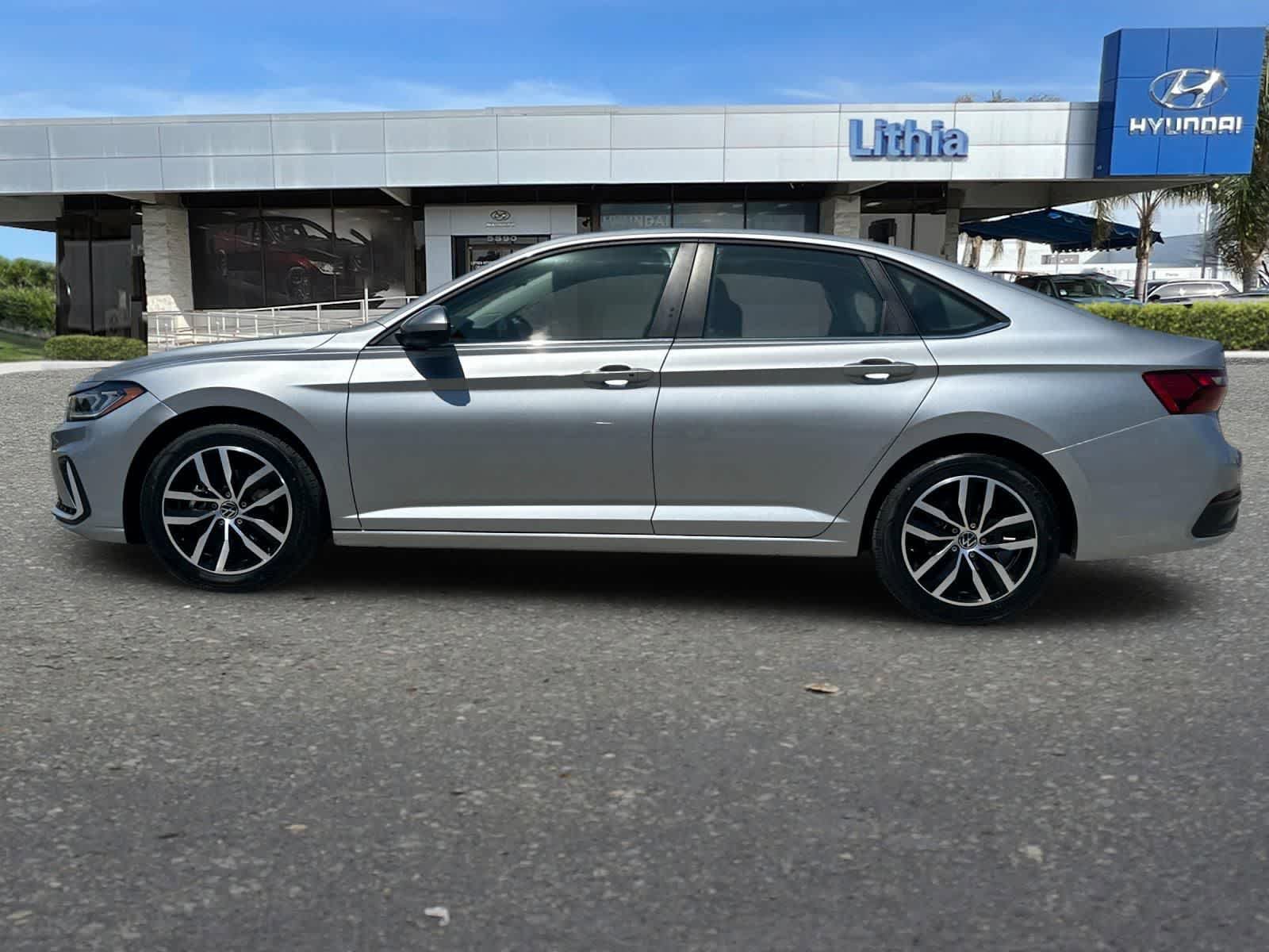 Used 2025 Volkswagen Jetta SE FWD image 6