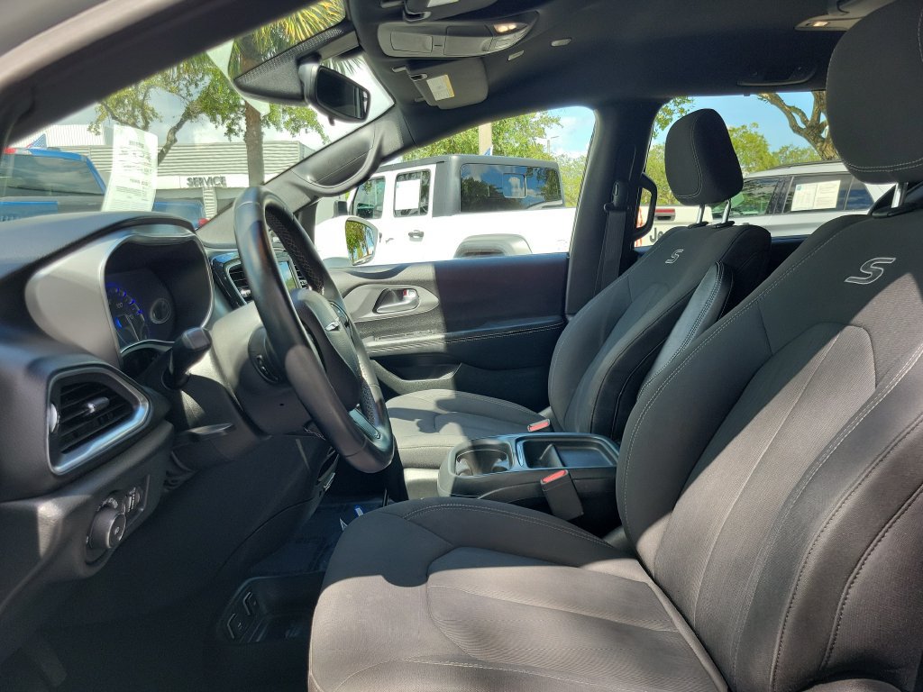 Used 2018 Chrysler Pacifica Touring Plus w/ S Appearance Package FWD image 19