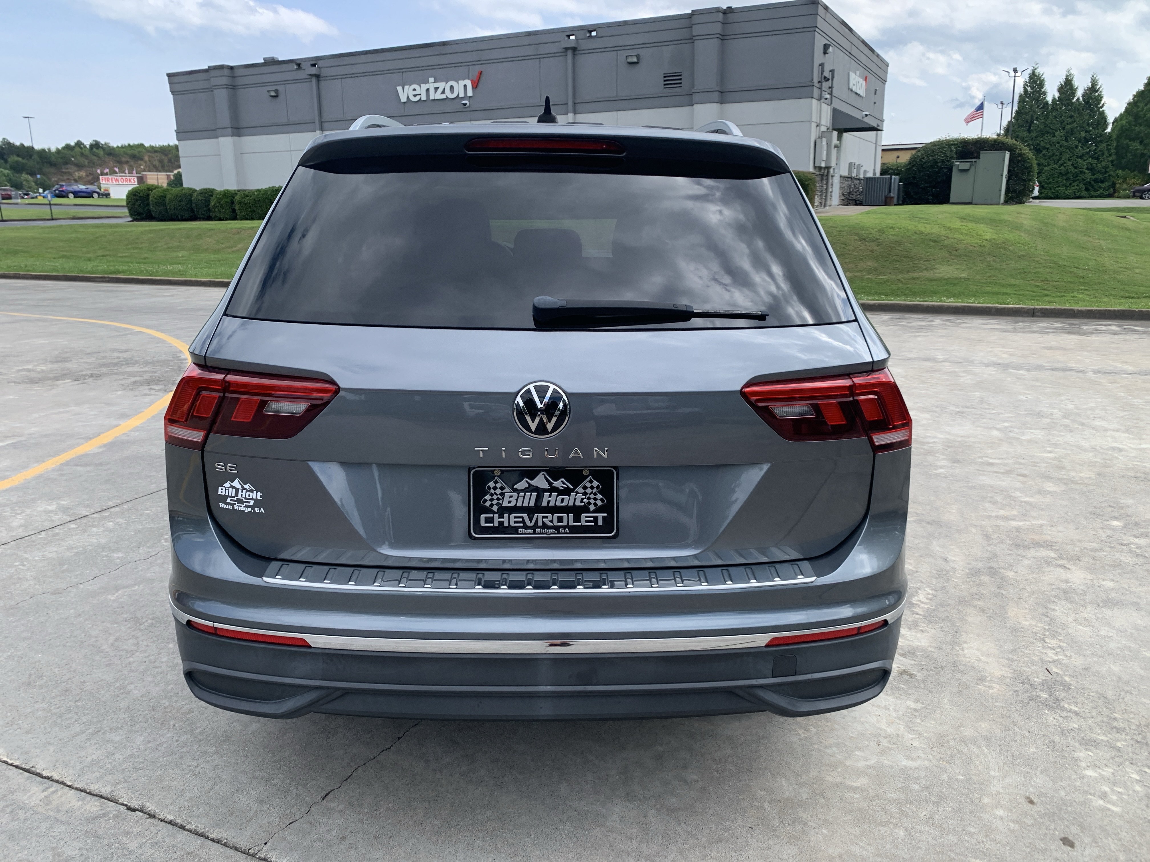 Used 2023 Volkswagen Tiguan SE w/ Panoramic Sunroof Package FWD image 3
