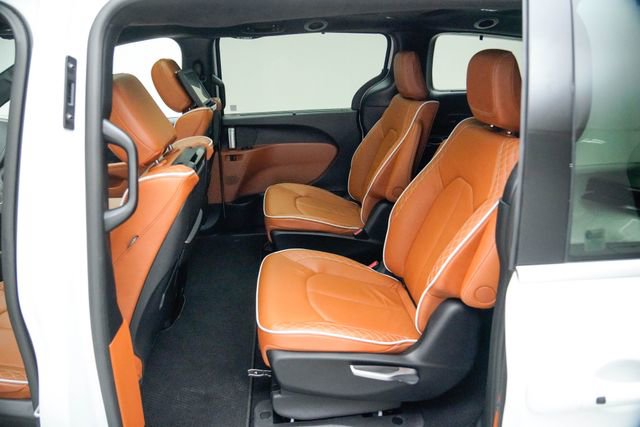 Used 2025 Chrysler Pacifica Pinnacle image 16