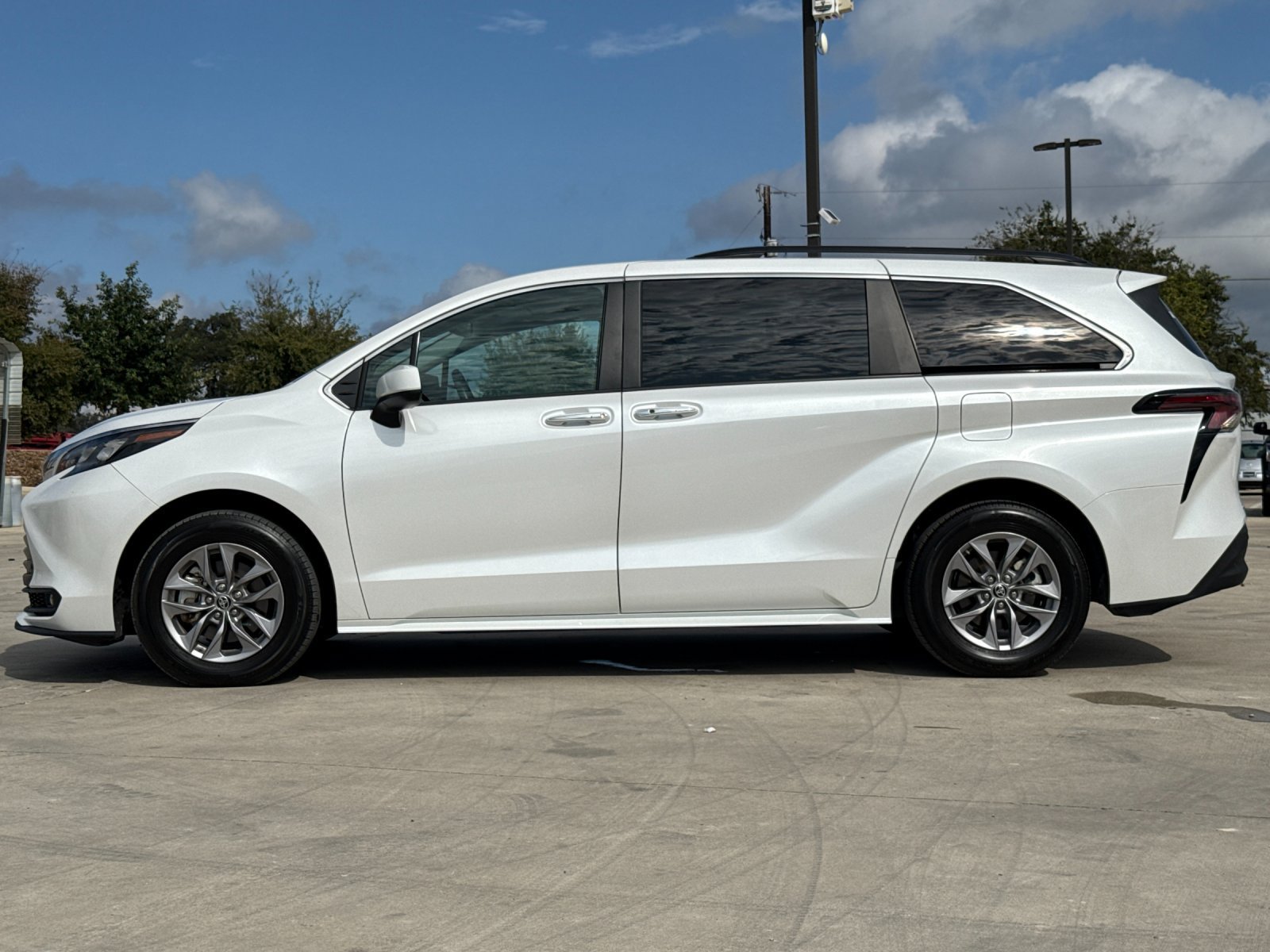 Certified 2025 Toyota Sienna XLE FWD image 2