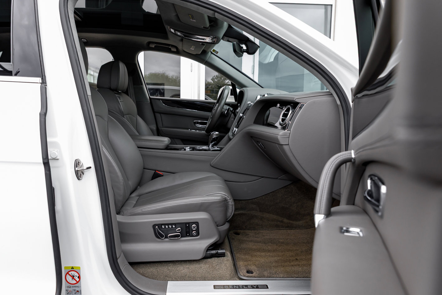 Used 2018 Bentley Bentayga Onyx Edition image 23