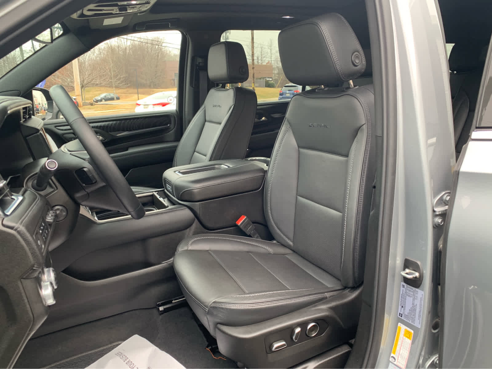 Used 2024 GMC Yukon XL Denali image 13