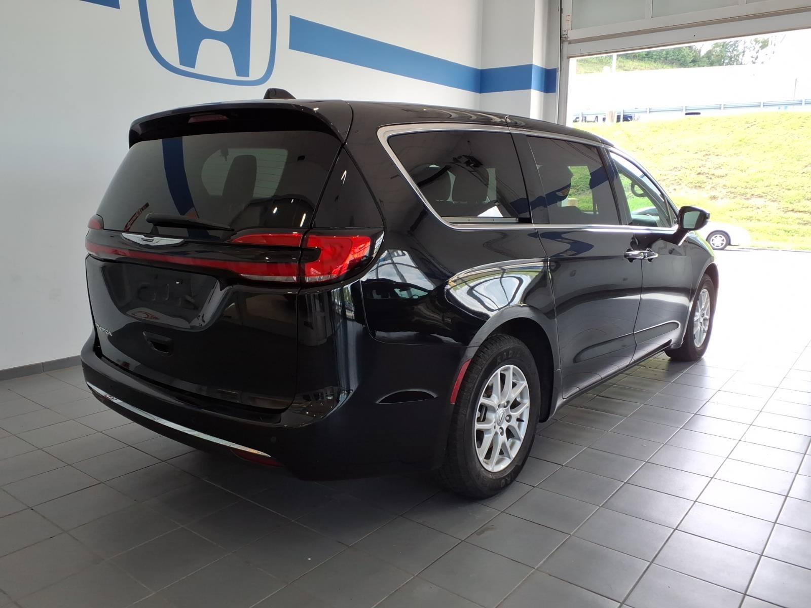 Used 2025 Chrysler Pacifica Select FWD image 5