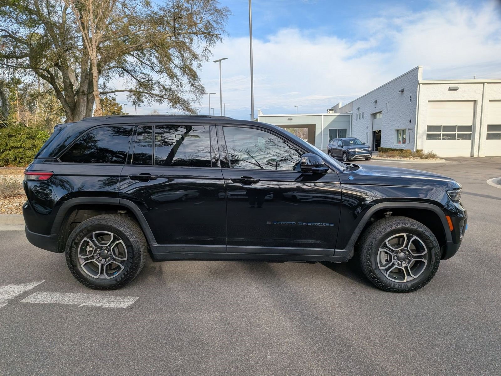 Used 2023 Jeep Grand Cherokee Trailhawk image 2