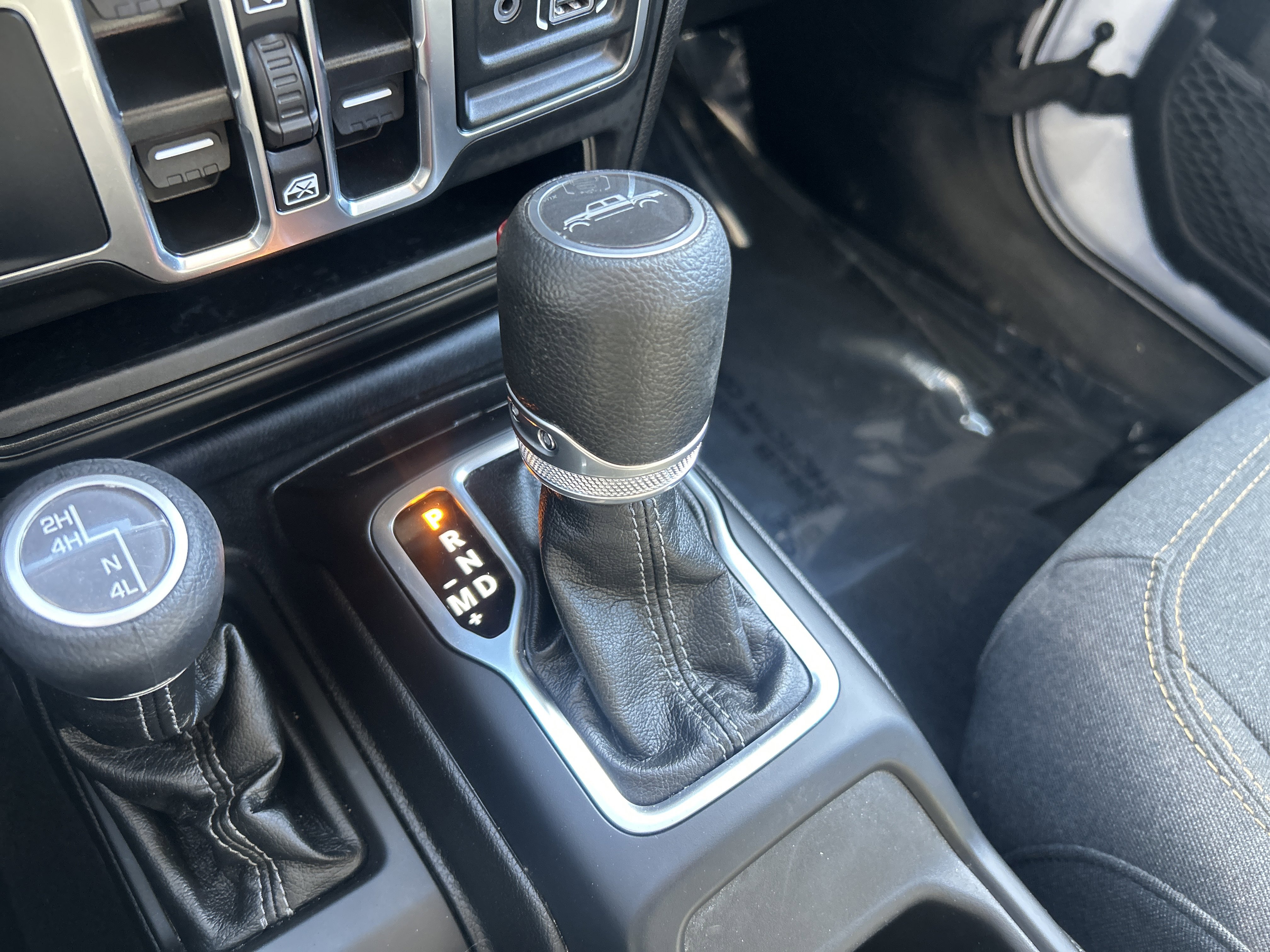 Used 2025 Jeep Gladiator Sport image 24