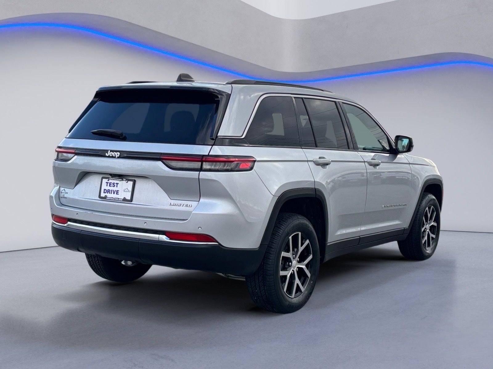 Used 2024 Jeep Grand Cherokee Limited image 3