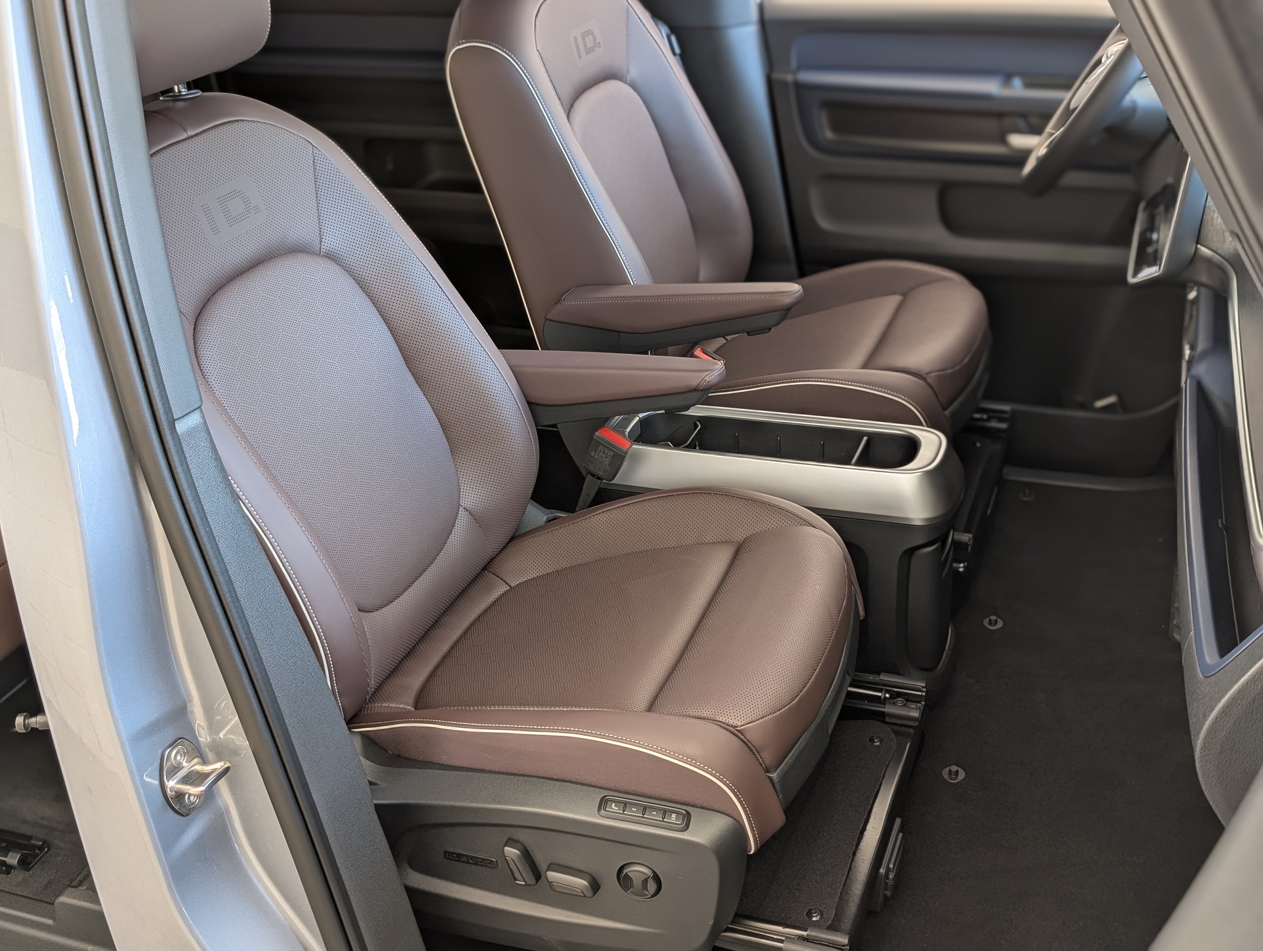Used 2025 Volkswagen ID. Buzz Pro S Plus RWD image 24