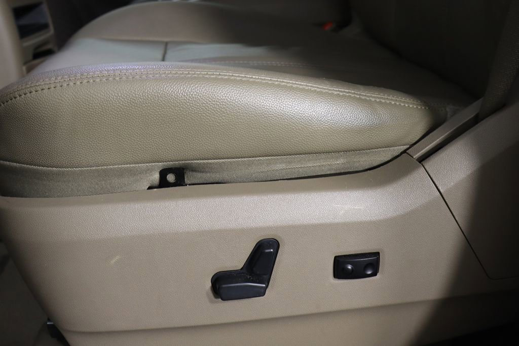 Used 2016 Chrysler Town & Country Touring w/ Driver Convenience Group image 24