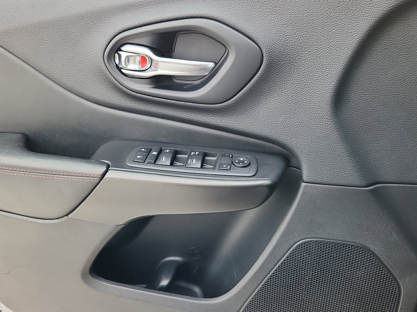 Used 2019 Jeep Cherokee Trailhawk w/ Comfort/Convenience Group AWD/4WD image 9