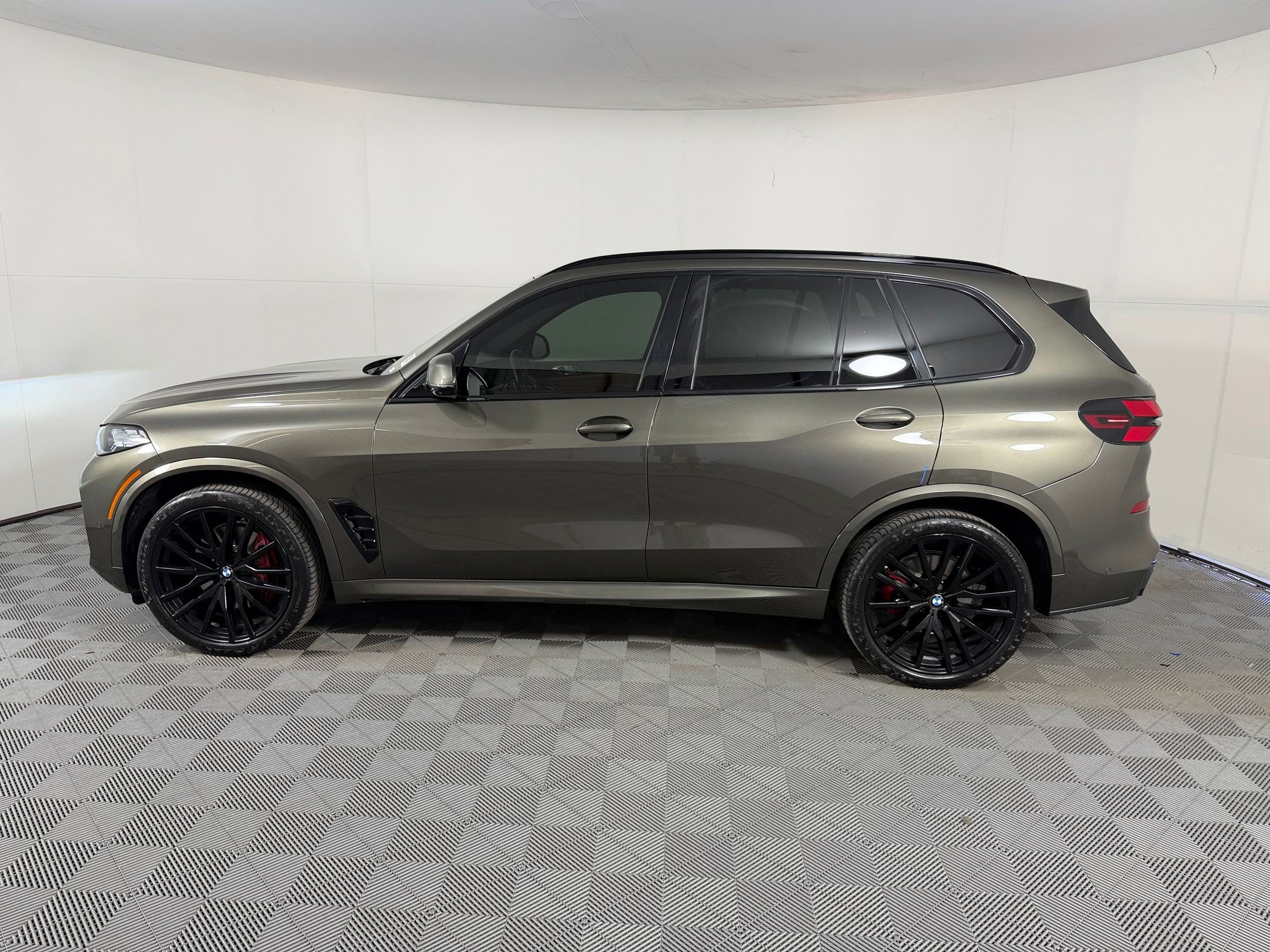 Used 2024 BMW X5 sDrive40i w/ Executive Package RWD image 2