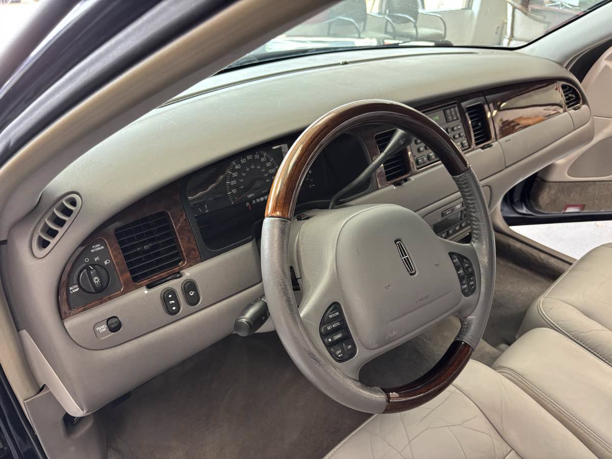 Used 2001 Lincoln Town Car Signature RWD image 13