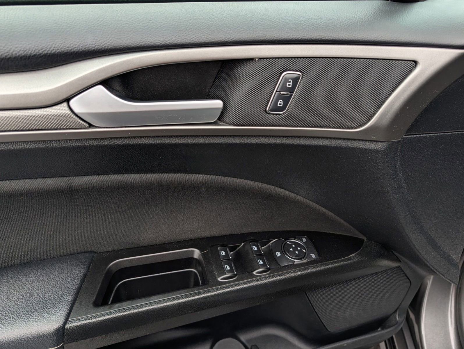 Used 2017 Ford Fusion SE image 23