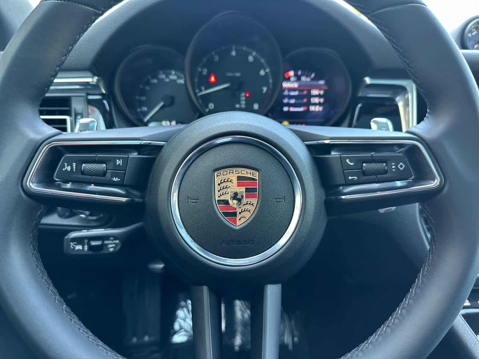 Certified 2025 Porsche Macan AWD/4WD image 25