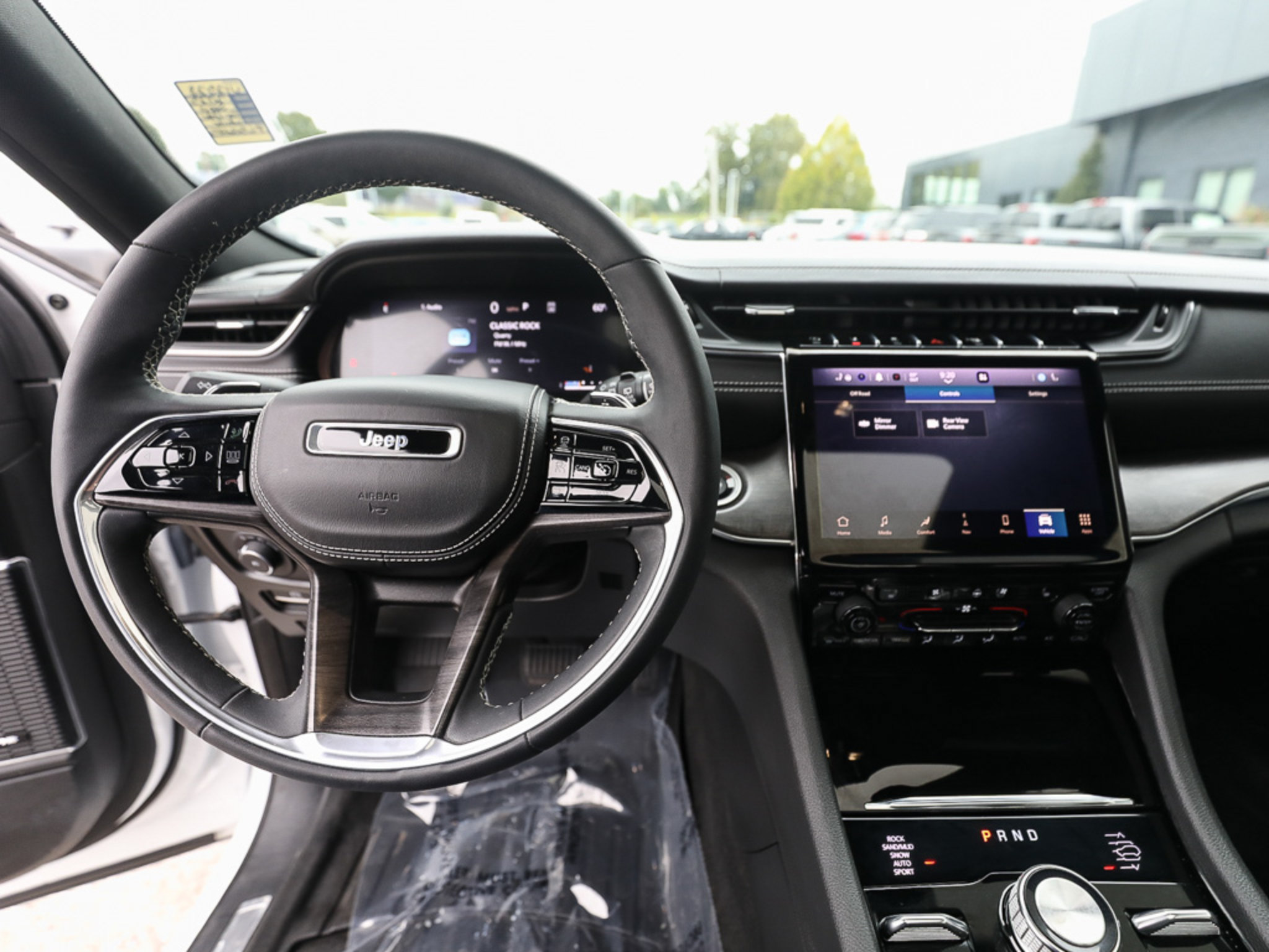 Used 2023 Jeep Grand Cherokee Overland w/ Luxury Tech Group IV AWD/4WD image 13