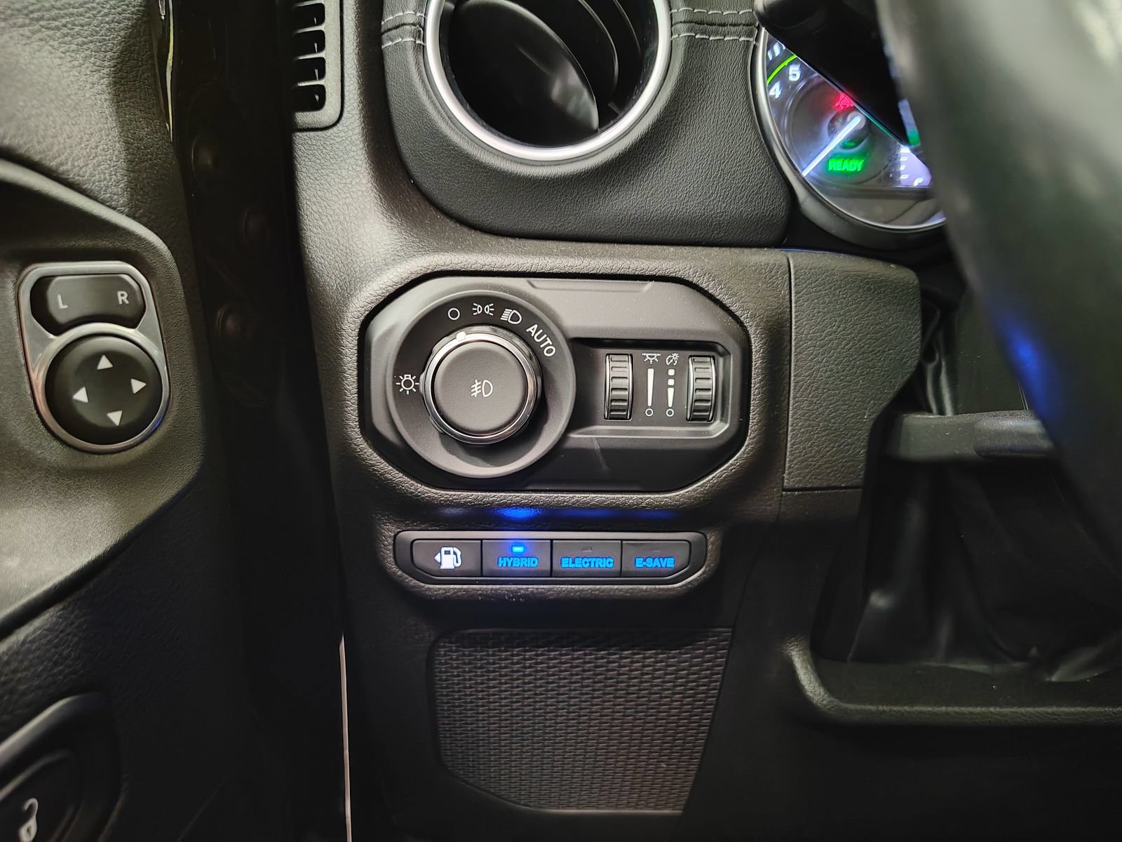 Used 2022 Jeep Wrangler Unlimited Sahara AWD/4WD image 17