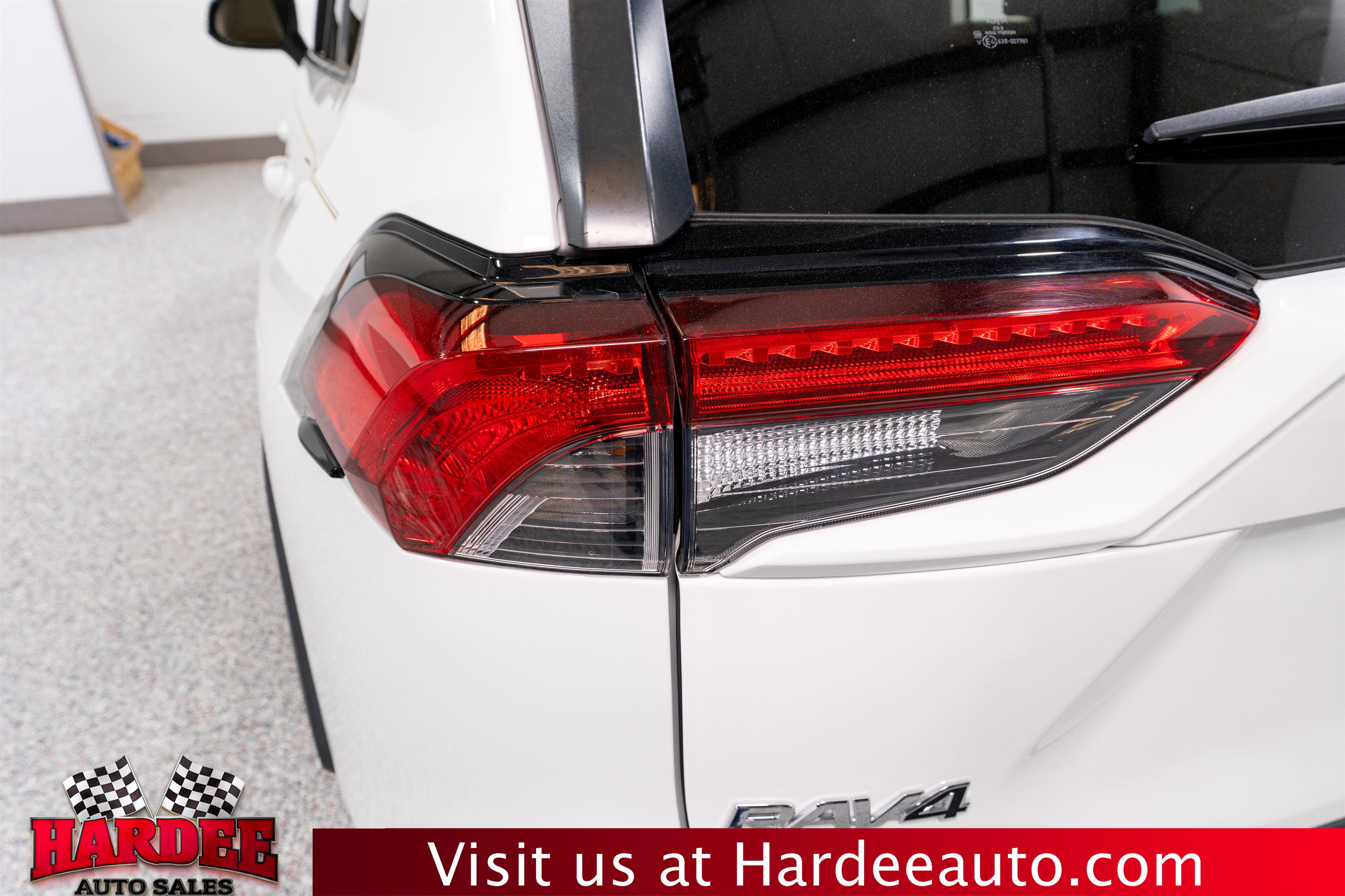 Used 2019 Toyota RAV4 XLE Premium image 9