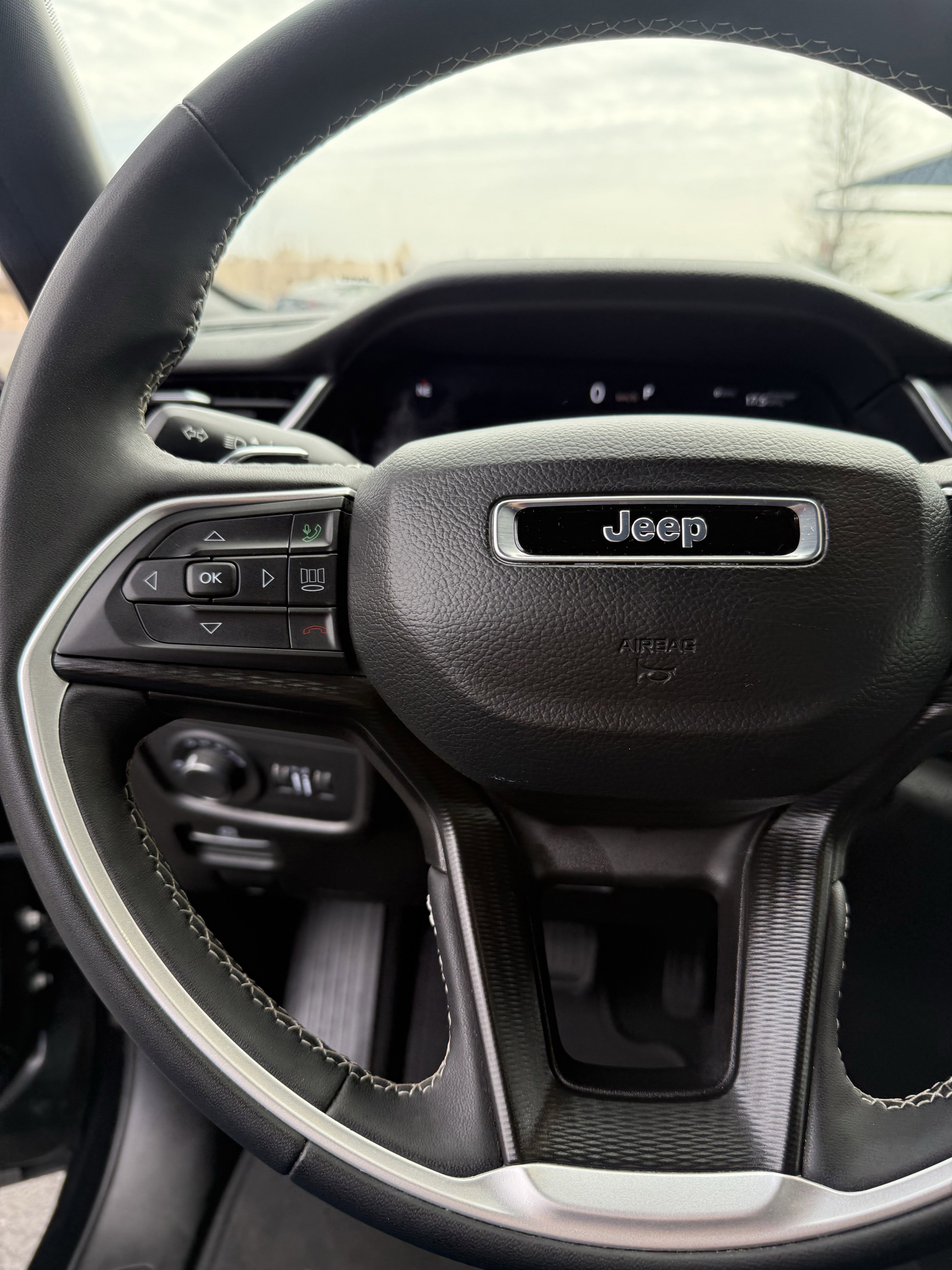 Used 2024 Jeep Grand Cherokee L Laredo image 24