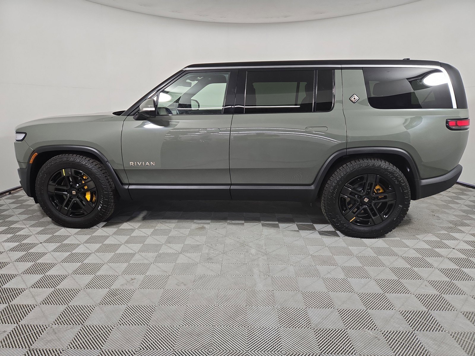 Used 2022 Rivian R1S Launch Edition image 2