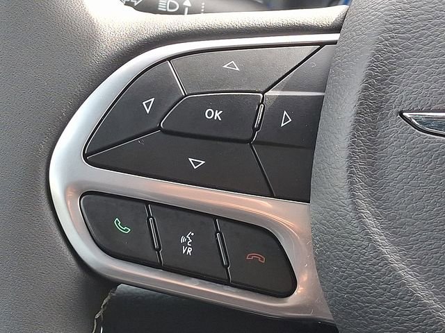 Used 2025 Chrysler Pacifica Select image 22